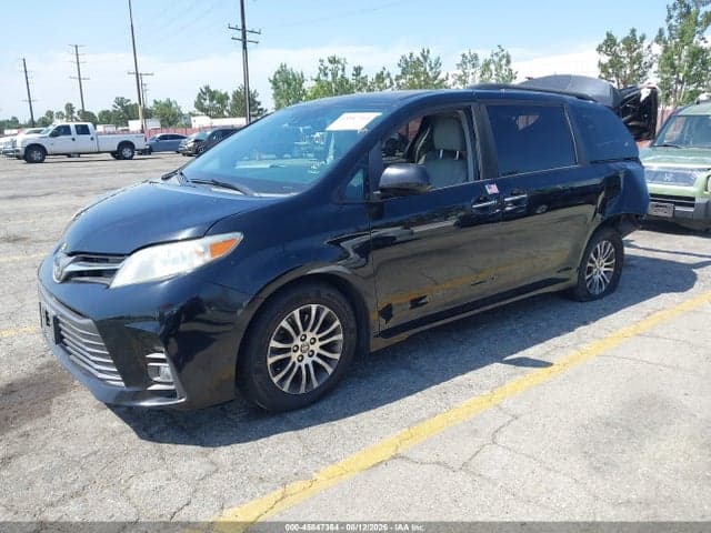 2020 TOYOTA SIENNA XLE 2