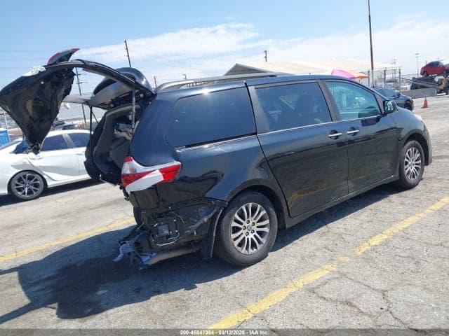 2020 TOYOTA SIENNA XLE 4
