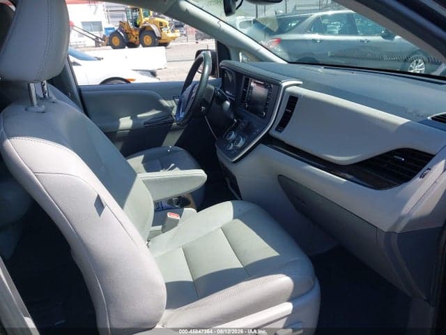 2020 TOYOTA SIENNA XLE 5