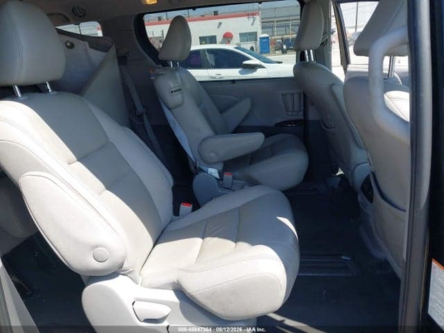 2020 TOYOTA SIENNA XLE 8