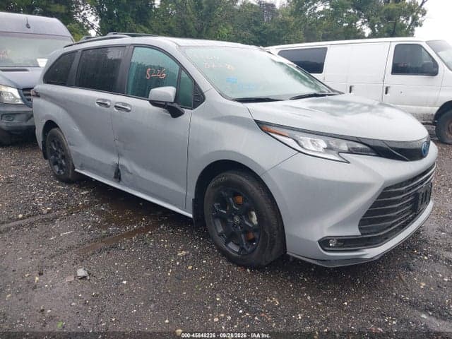 2025 TOYOTA SIENNA WOODLAND EDITION