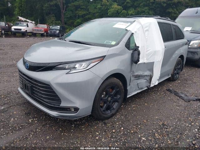 2025 TOYOTA SIENNA WOODLAND EDITION 2