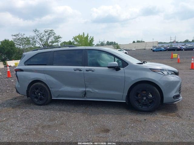 2025 TOYOTA SIENNA WOODLAND EDITION 13