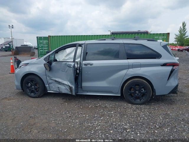 2025 TOYOTA SIENNA WOODLAND EDITION 14