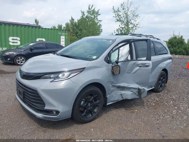 2025 TOYOTA SIENNA WOODLAND EDITION 6