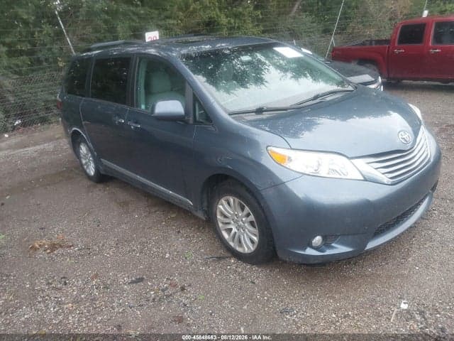 2017 TOYOTA SIENNA XLE PREMIUM 8 PASSENGER