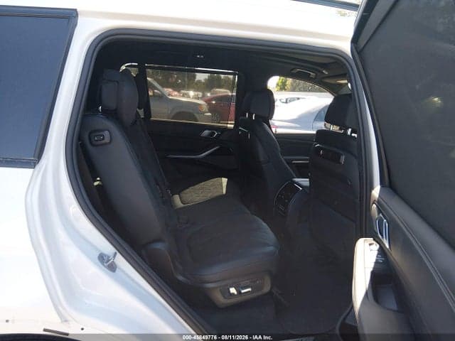 2027 BMW X7 8