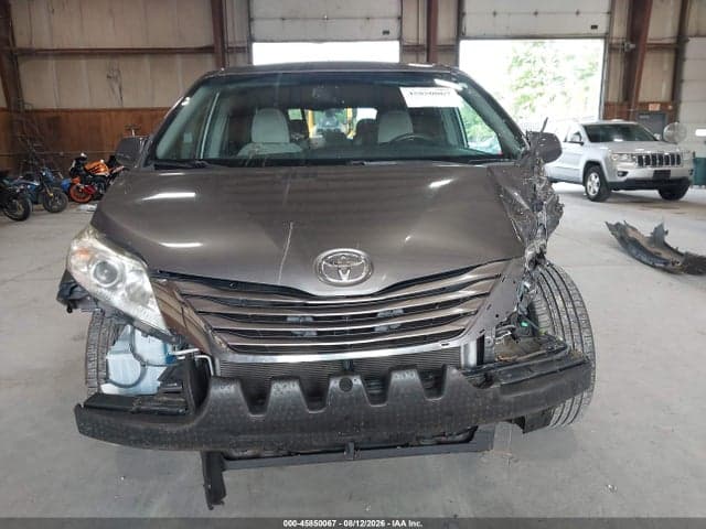 2017 TOYOTA SIENNA LE 8 PASSENGER 12