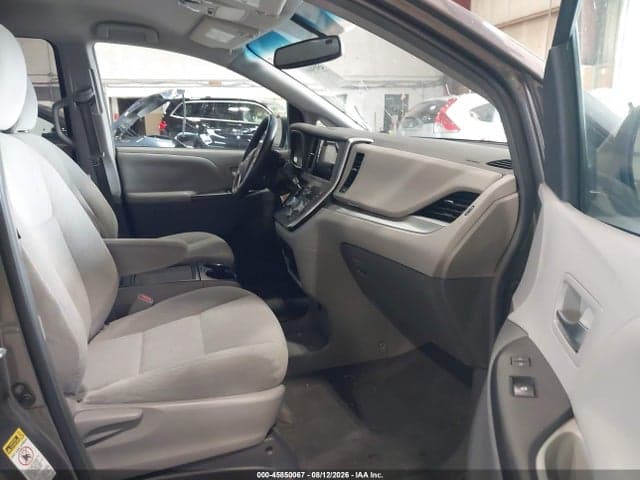 2017 TOYOTA SIENNA LE 8 PASSENGER 5