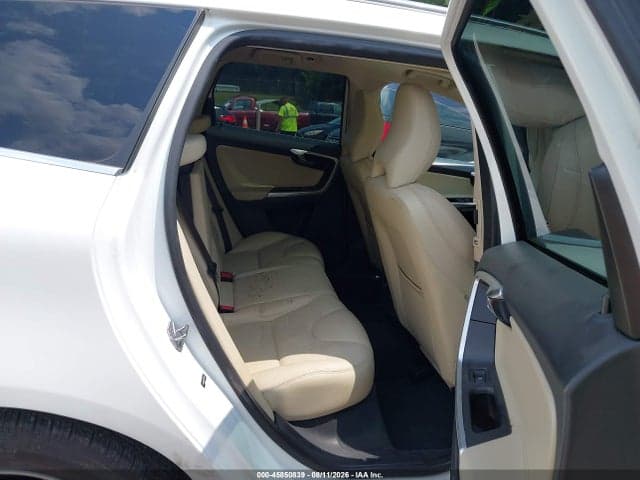 2017 VOLVO XC60 T6 DYNAMIC 8