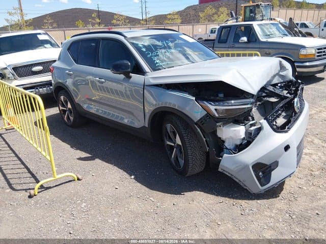 2024 VOLVO XC40 B5 PLUS DARK THEME 1
