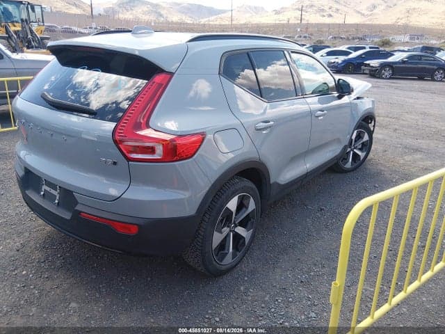 2024 VOLVO XC40 B5 PLUS DARK THEME 4