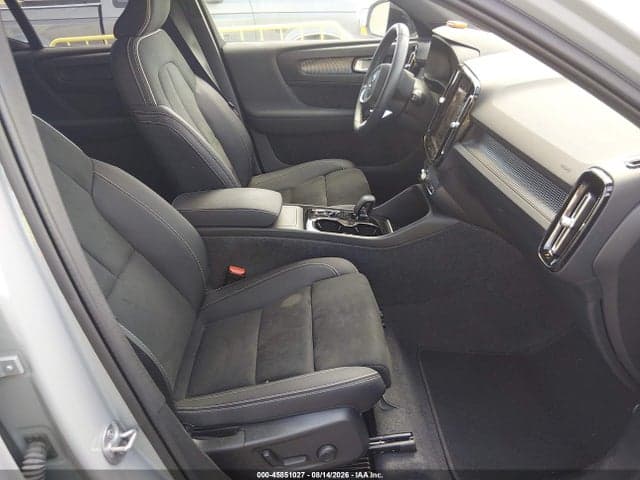 2024 VOLVO XC40 B5 PLUS DARK THEME 5