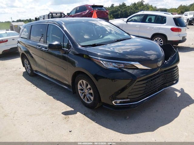 2021 TOYOTA SIENNA XLE 1