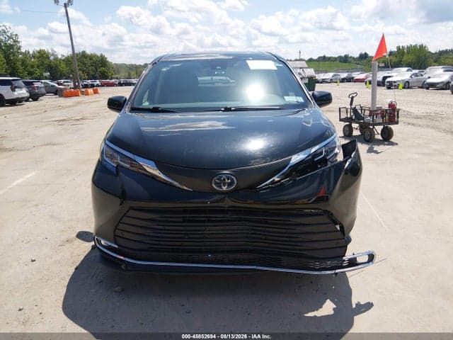 2021 TOYOTA SIENNA XLE 12