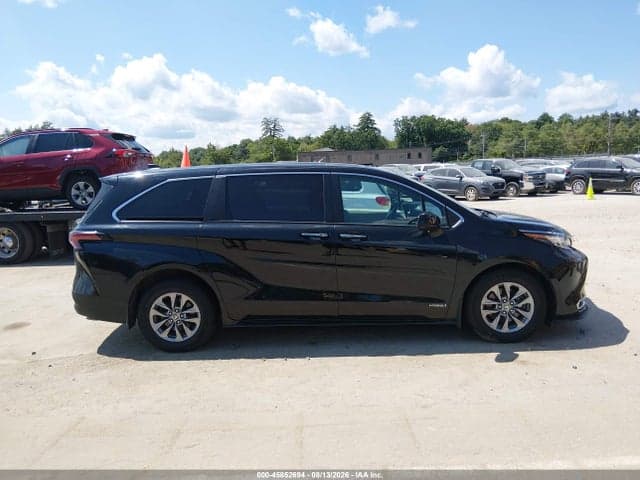 2021 TOYOTA SIENNA XLE 13