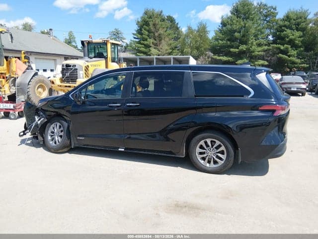 2021 TOYOTA SIENNA XLE 14