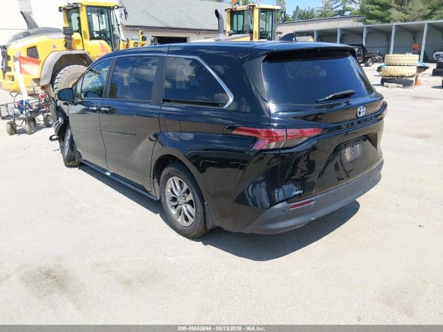 2021 TOYOTA SIENNA XLE 3