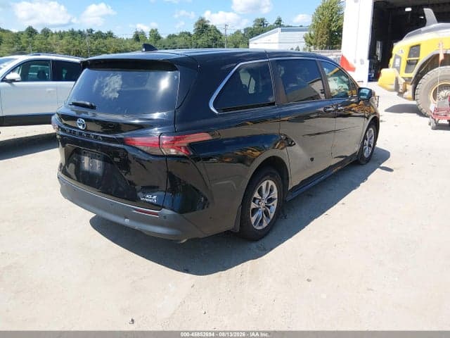 2021 TOYOTA SIENNA XLE 4