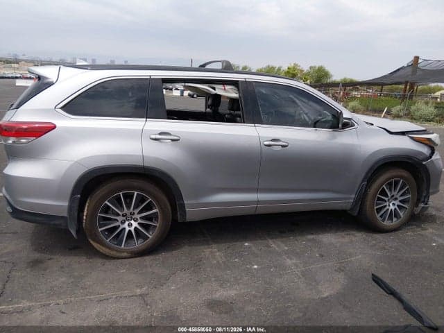 2017 TOYOTA HIGHLANDER SE 13