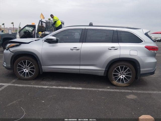2017 TOYOTA HIGHLANDER SE 14