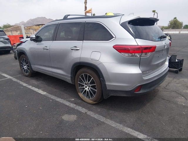 2017 TOYOTA HIGHLANDER SE 3
