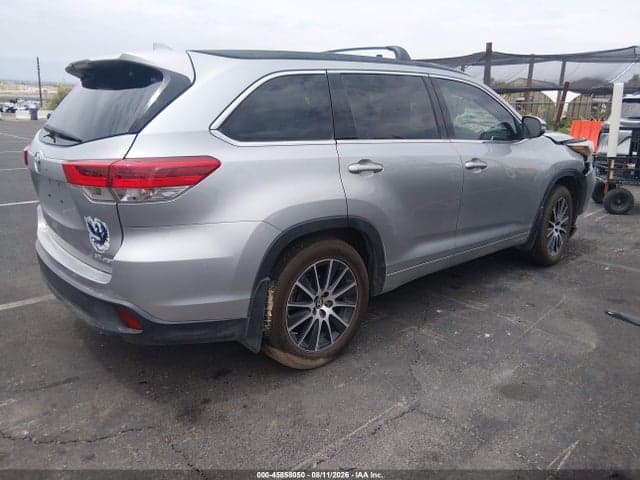 2017 TOYOTA HIGHLANDER SE 4