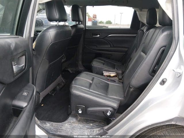 2017 TOYOTA HIGHLANDER SE 8