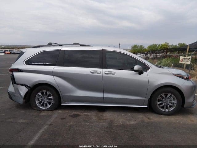 2025 TOYOTA SIENNA LE 13