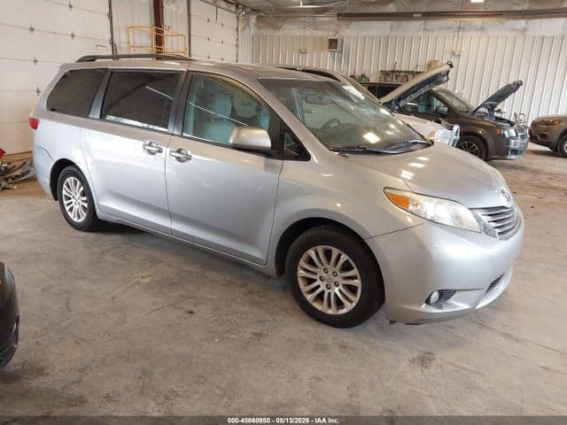 2017 TOYOTA SIENNA XLE PREMIUM 8 PASSENGER