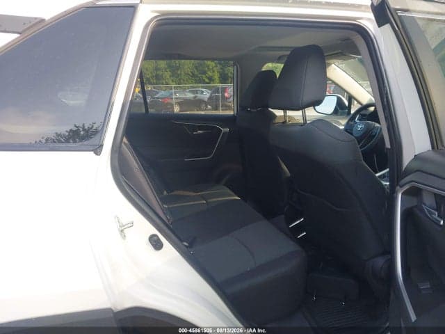 2024 TOYOTA RAV4 XLE 8