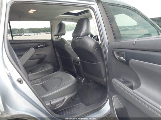 2021 TOYOTA HIGHLANDER XLE 8