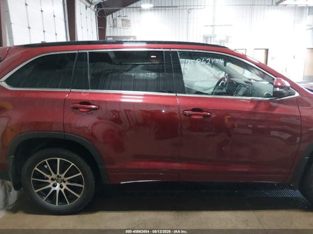 2017 TOYOTA HIGHLANDER SE 13