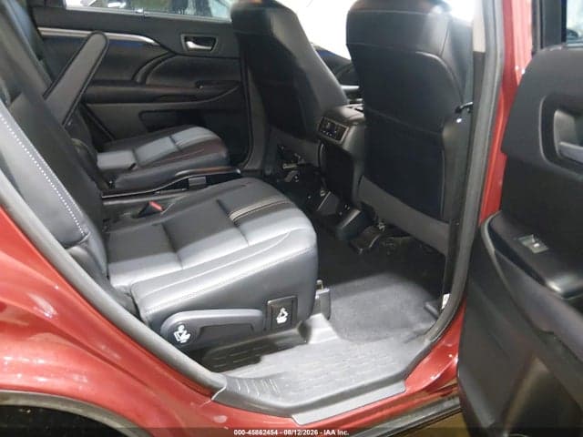 2017 TOYOTA HIGHLANDER SE 8