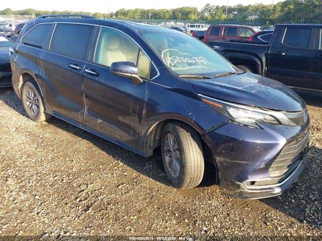 2024 TOYOTA SIENNA XLE 1