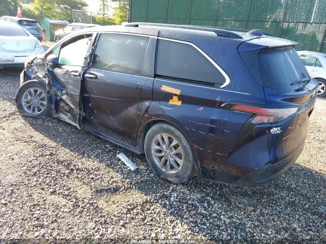 2024 TOYOTA SIENNA XLE 3