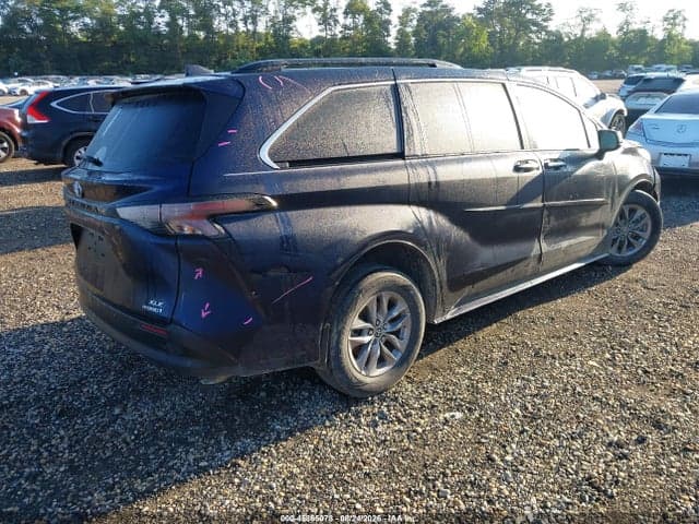 2024 TOYOTA SIENNA XLE 4