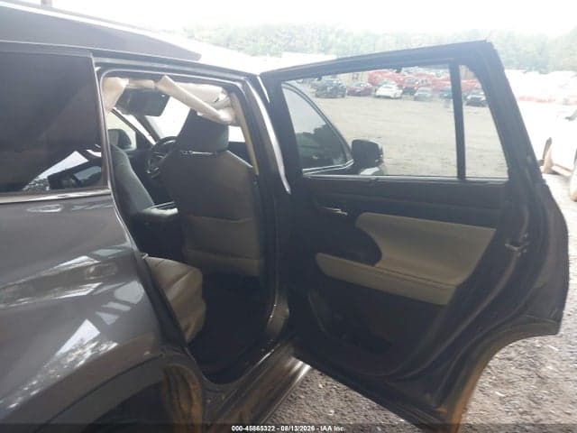 2021 TOYOTA HIGHLANDER XLE 8