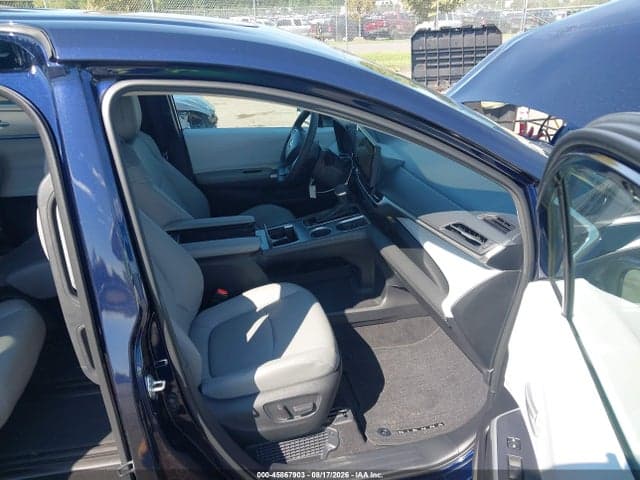2026 TOYOTA SIENNA XLE 5