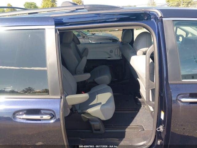 2026 TOYOTA SIENNA XLE 8