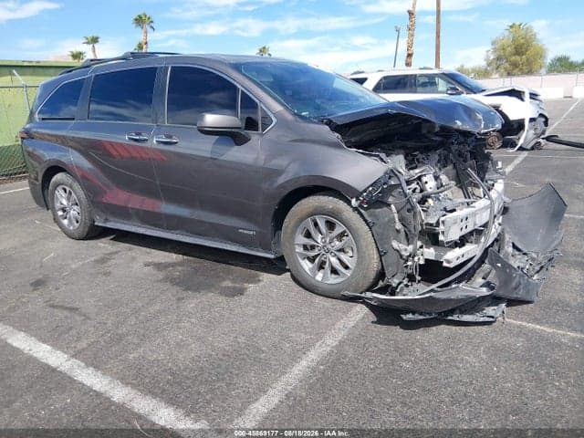 2021 TOYOTA SIENNA XLE 1