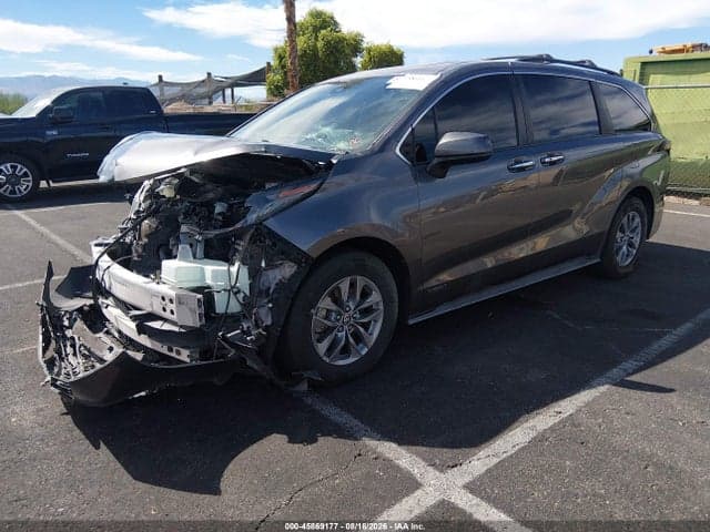 2021 TOYOTA SIENNA XLE 2