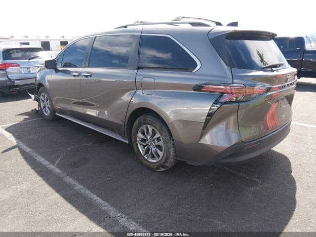 2021 TOYOTA SIENNA XLE 3