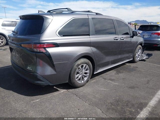 2021 TOYOTA SIENNA XLE 4