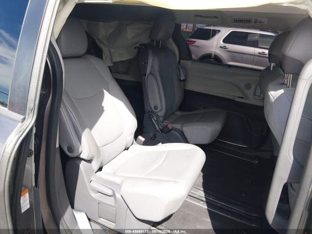2021 TOYOTA SIENNA XLE 8