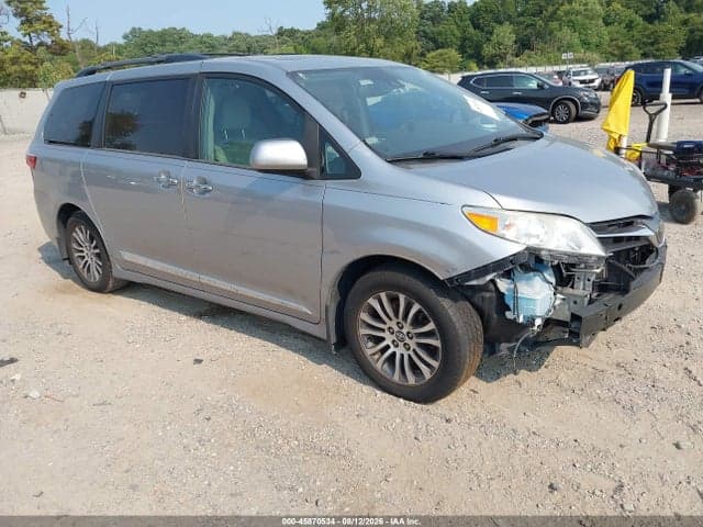2018 TOYOTA SIENNA XLE 8 PASSENGER