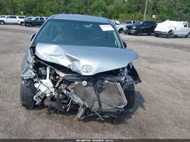 2017 TOYOTA SIENNA LE 8 PASSENGER 6