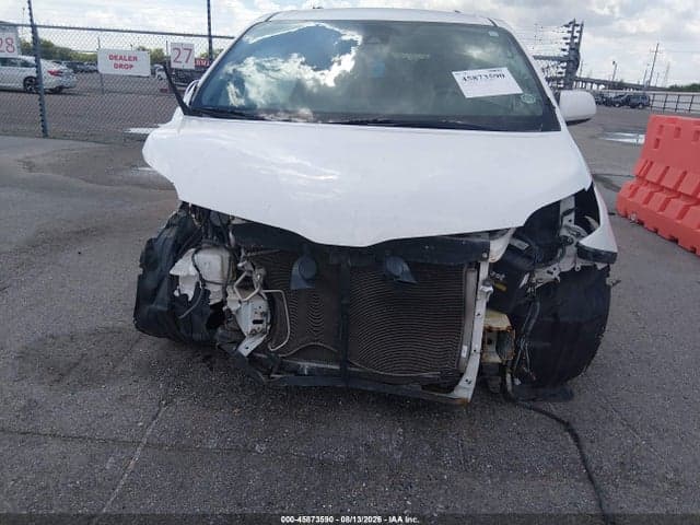 2019 TOYOTA SIENNA LE 8 PASSENGER 6