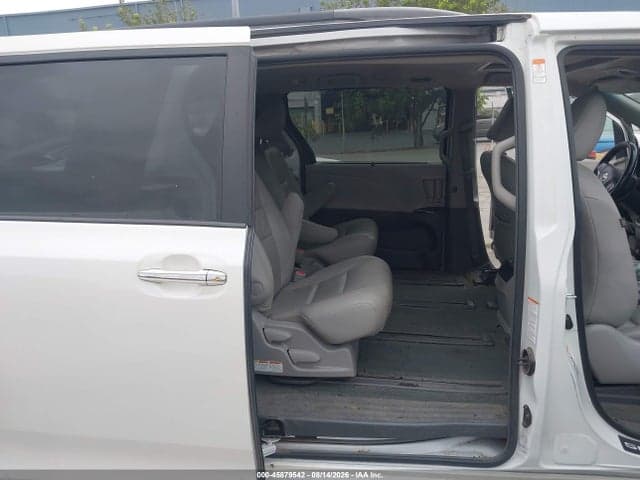 2017 TOYOTA SIENNA XLE 7 PASSENGER 8