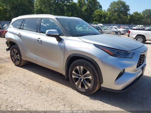 2022 TOYOTA HIGHLANDER XLE 1